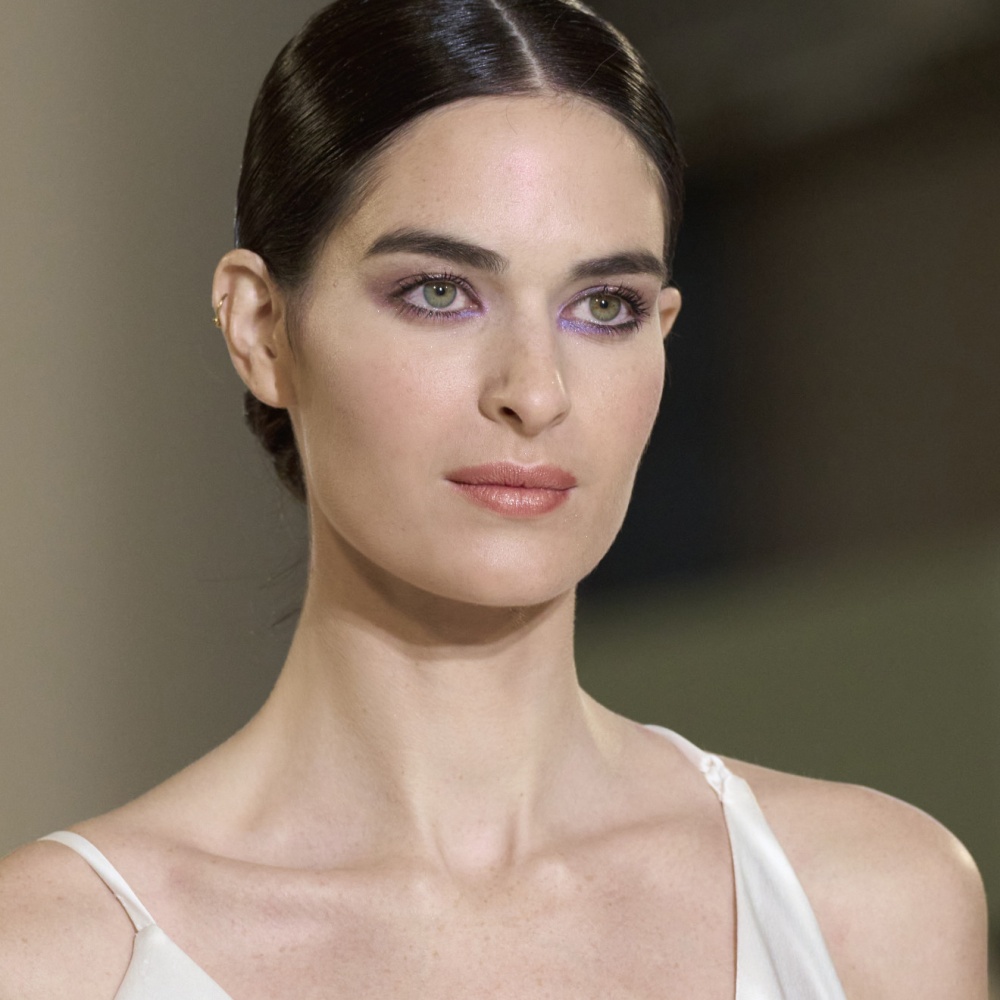 مكياج صيفي ناعم بظلال بنفسجية فاتحة من دار Juana Martin