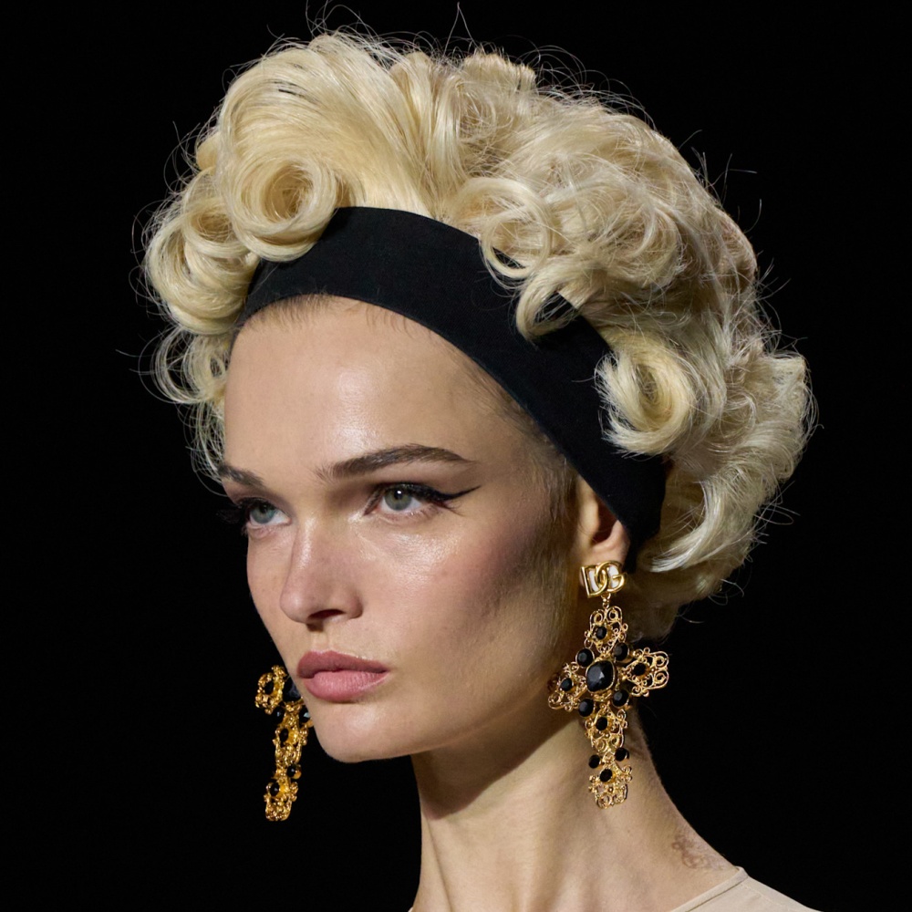 موضة التسعينيات في تسريحات الشعر الريترو كاريه من دار Dolce Gabbana