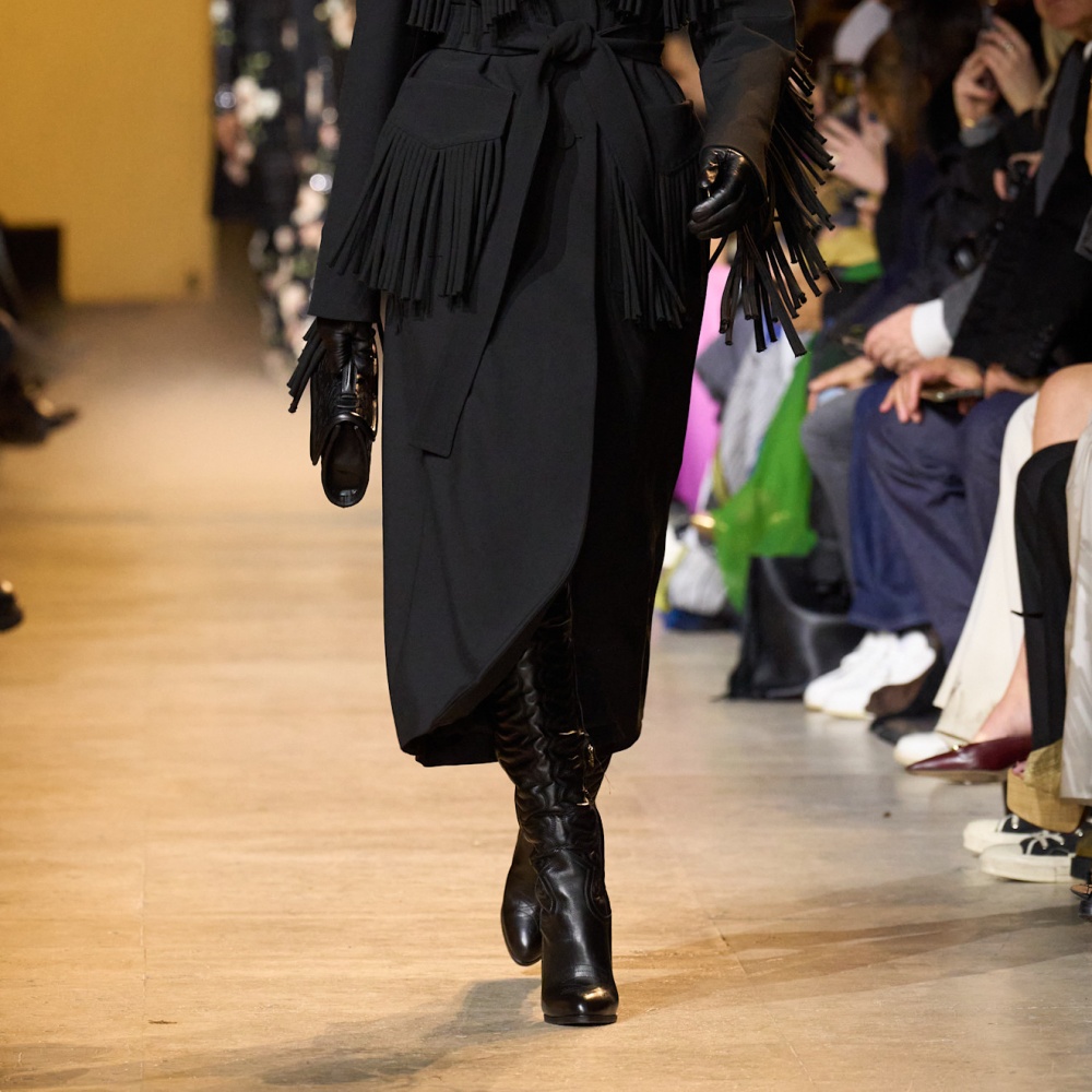 معطف أسود كلاسيكي من Elie Saab