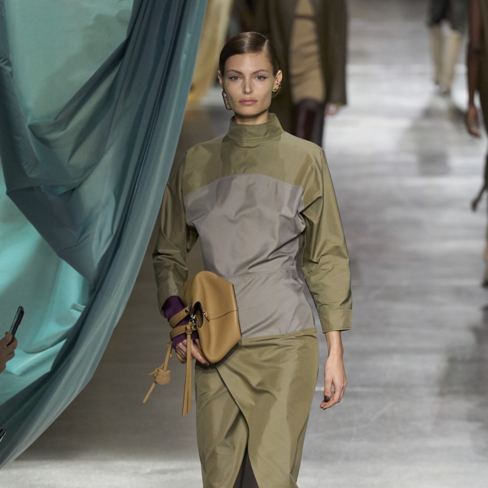 فستان محتشم خريفي من Fendi 