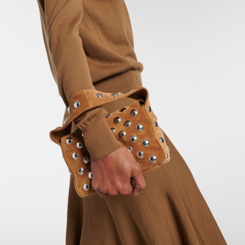 "البني هو الأسود الجديد"... دليلك لأناقة دافئة في خريف وشتاء 2024-2025