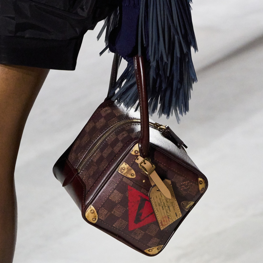 موديلات حقائب يد مربعة تسرق الأنظار بأناقتها