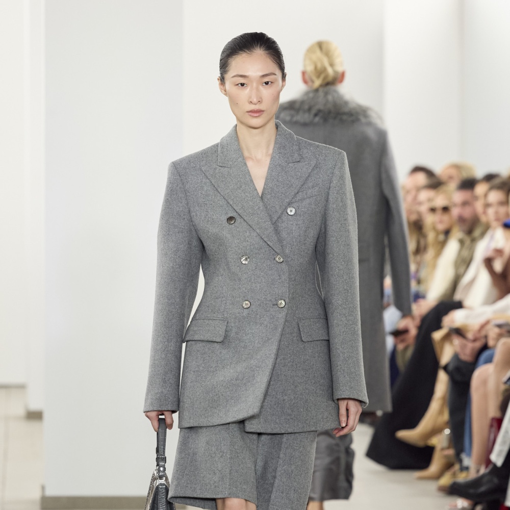 صيحات الخريف تعيد أناقة البرمودا الرمادي الى الواجهة