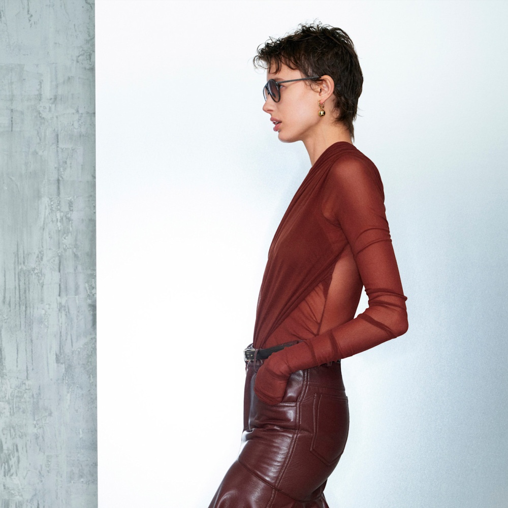 التنورة الجلد مزايا وصفات خاصة هذا الخريف تجمع بين الأناقة والعصرية 