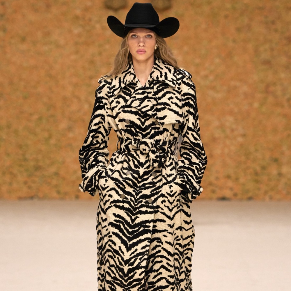 من مجموعة روبرتو كافالي "Resort 2025"