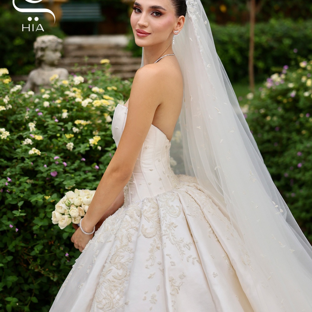 العروس الملكة.... ساندي تابت أيقونة القصور التاريخية في يوم زفافها