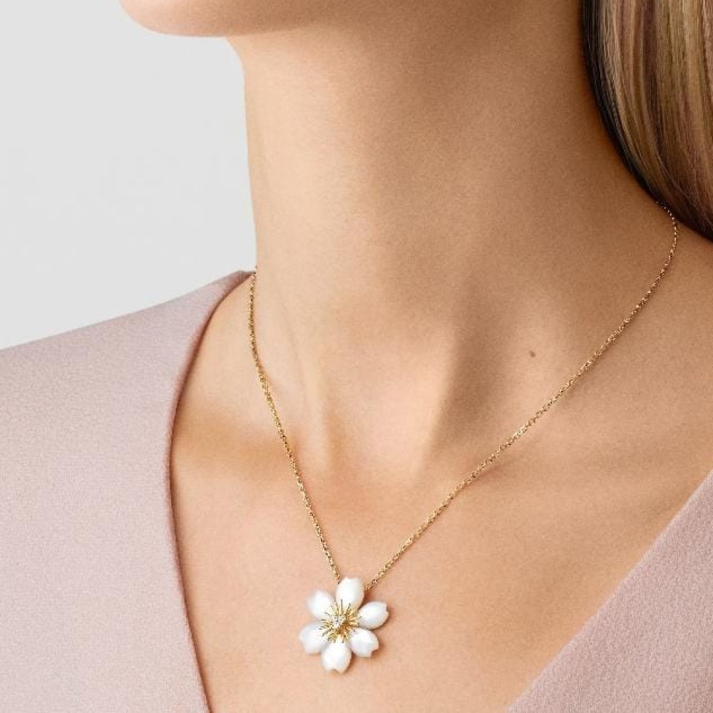 أقراط Rose de Noël، موديل صغير من فان كليف أند آربلز