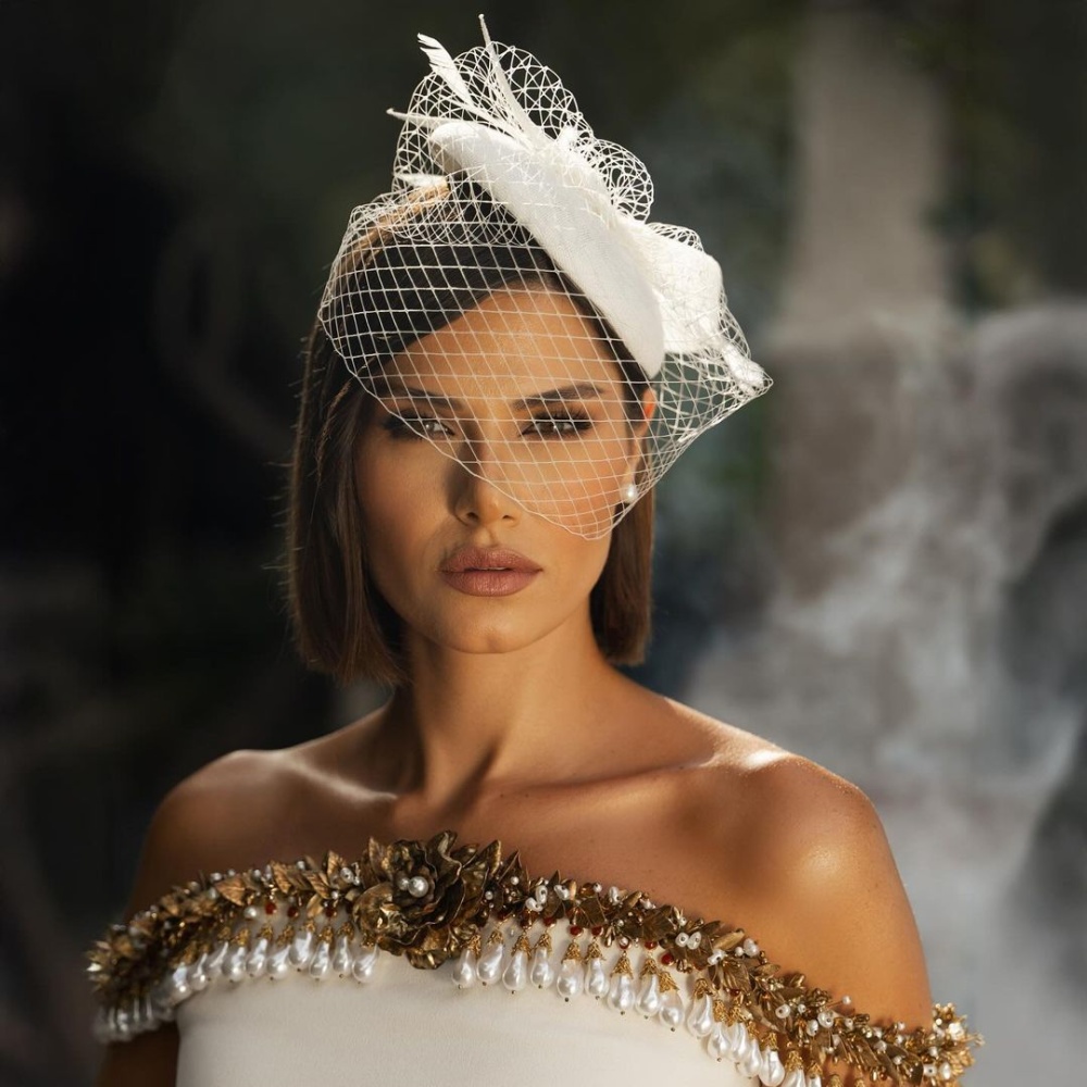 اعتمدت العروس نبيلة عواد اكسسوار القبعة