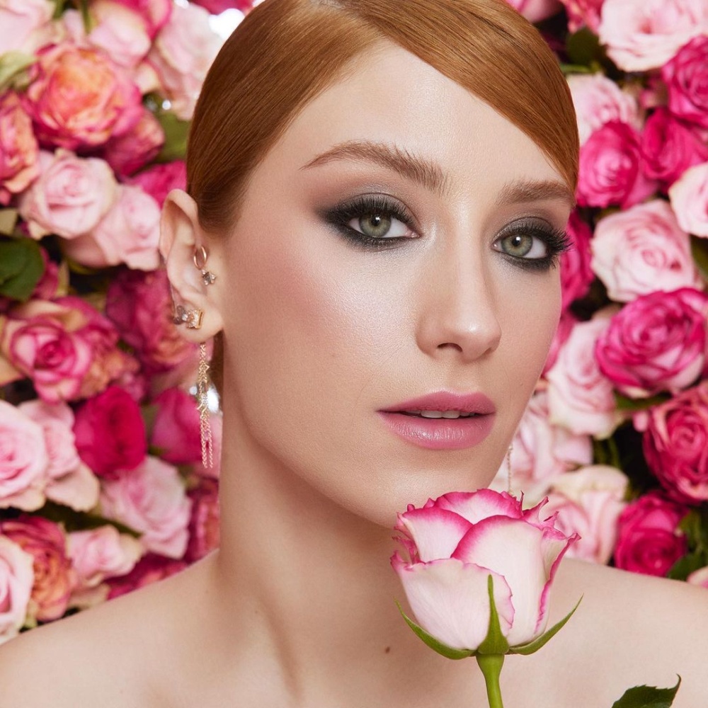 هازال كايا Hazal Kaya تُضيف لمسة عصرية إلى إطلالتها بقطع مجوهرات حديثة أو ألوان زاهية