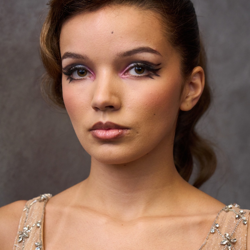 صيحة الآيلاينر العصرية تعود الى واجهة الجمال في باريس