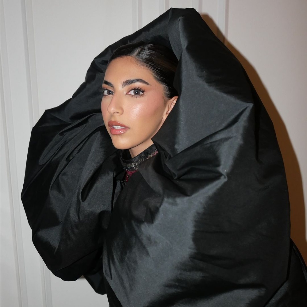 إطلالات جمالية بارزة تميز اليوم الأول من أسبوع الموضة في الرياض