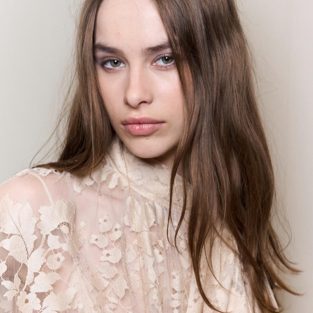 تعرفي إلى خلطات طيعية من الفازلين ستمنح شعر الطول والحيوية وأيضًا تُعزز سمّك رموشكِ الضعيفة