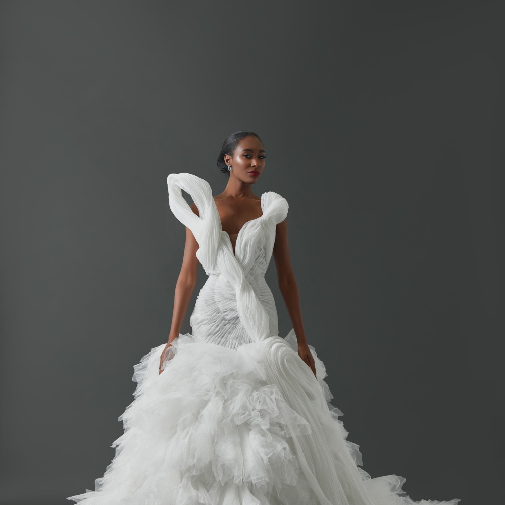 عروس إيزيه أزينابور بقصة لافتة ليوم الزفاف