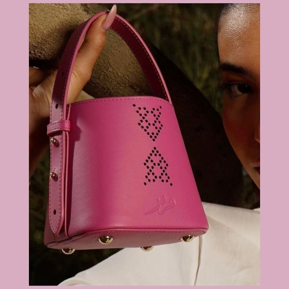 في ختام شهر التوعية بسرطان الثدي.. دار قرمز تدعم جمعية زهرة بمزاد خيري