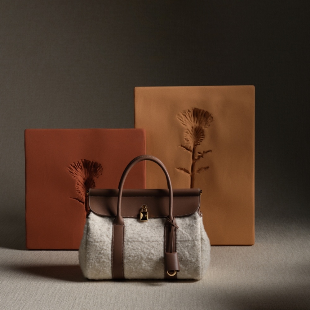 حقيبتا Loom وExtra: رموز الأناقة والحرفية من "لورو بيانا"