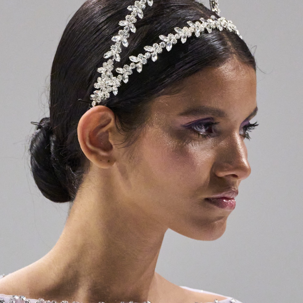 أكسسوارات الباند الكريستالي مع تسريحات الكعكة من دار Designers & Us