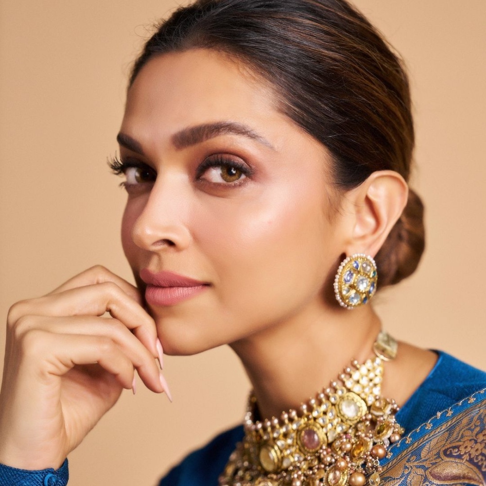 ألوان أحمر الشفاه الوردي والنيود بأسلوب Deepika Padukone- الصورة من حسابها على انستغرام