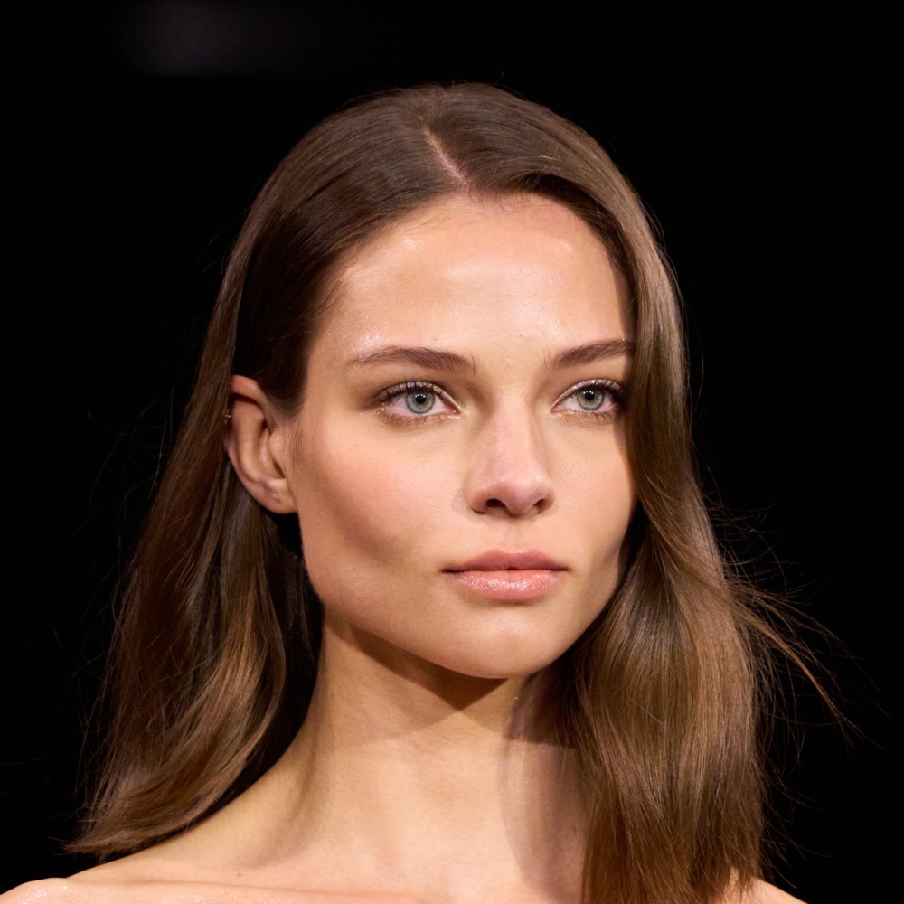 ألوان صبغات الشعر البني مع الهايلايتر من دار Alexis Mabille