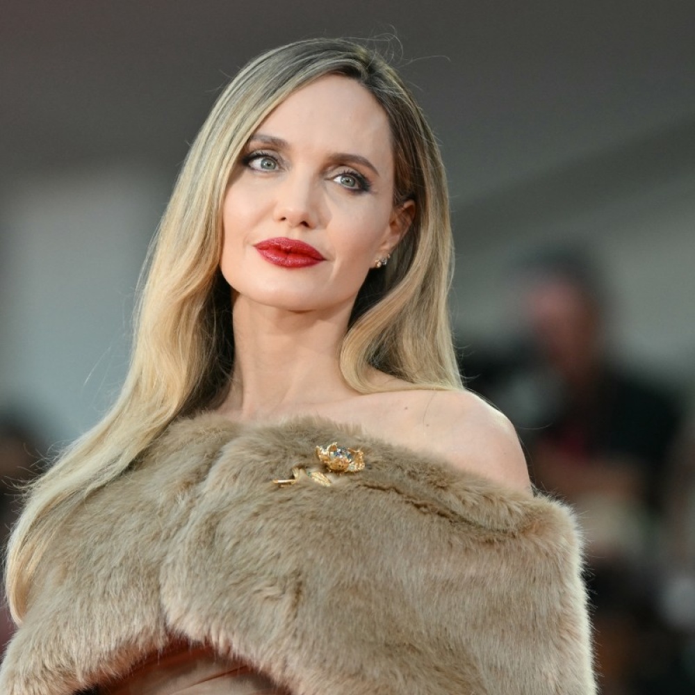 إطلالة أنجلينا جولي بأحمر الشفاه القوي