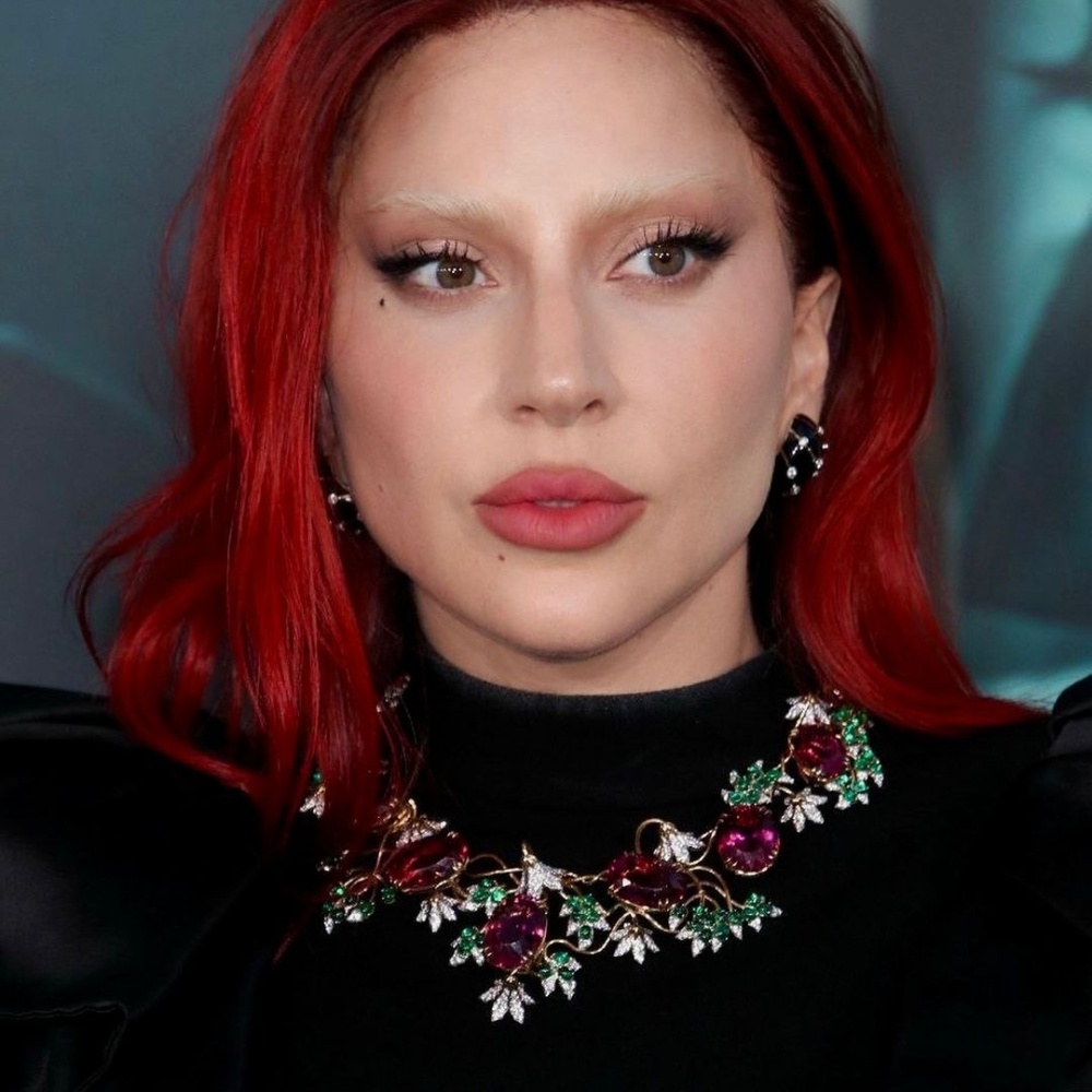 رسمات الحواجب الشقراء في إطلالة الليدي غاغا Lady Gaga