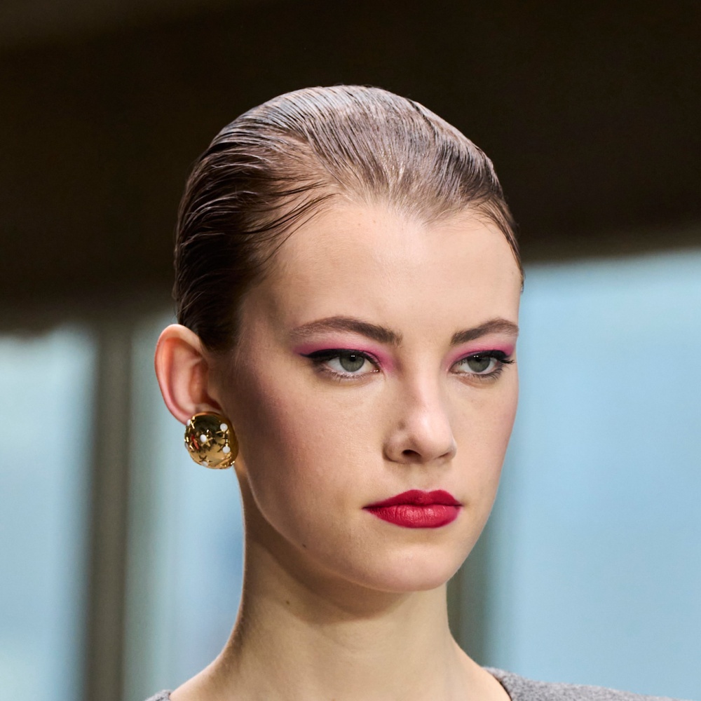 رسمات المكياج الوردي مع الآيلاينر من دار Carolina Herrera