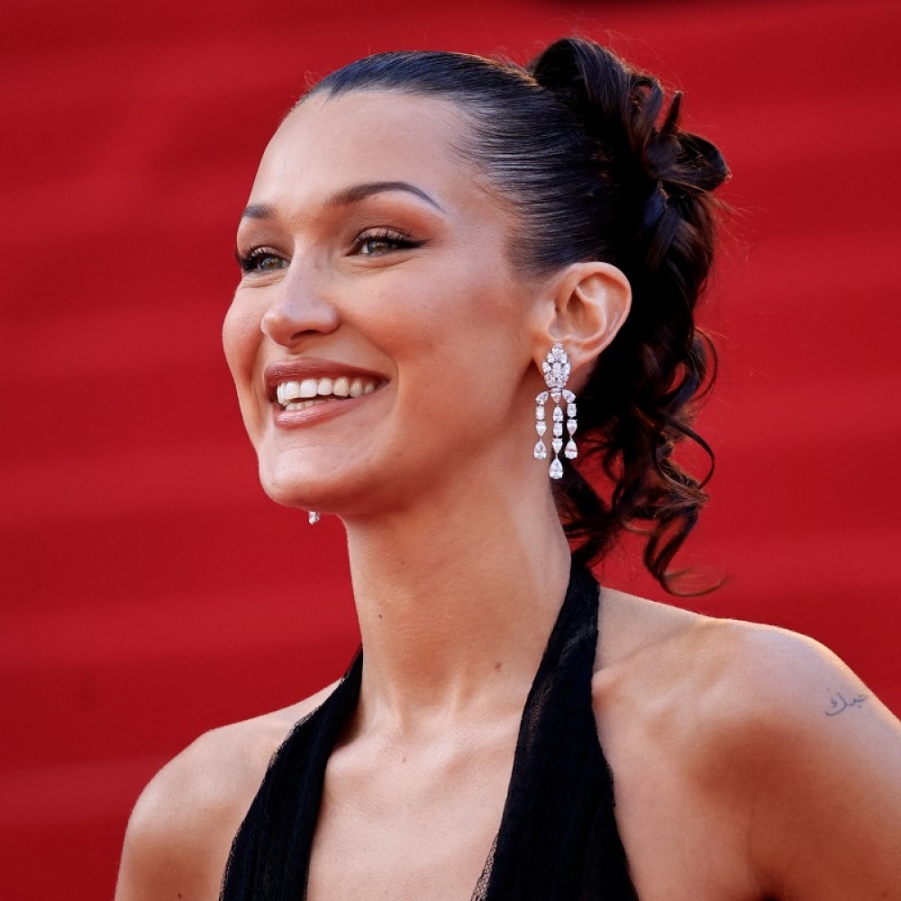 بيلا حديد تحوّل معاناتها مع المرض الى قصّة إبداع في عالم الجمال