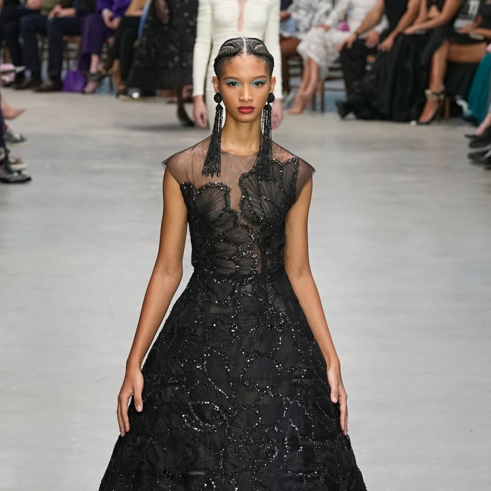 فستان سهرة أسود من Carolina Herrera 