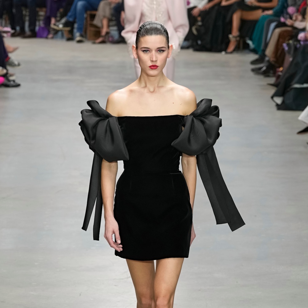 فستان قصير اسود شتوي من Carolina Herrera 