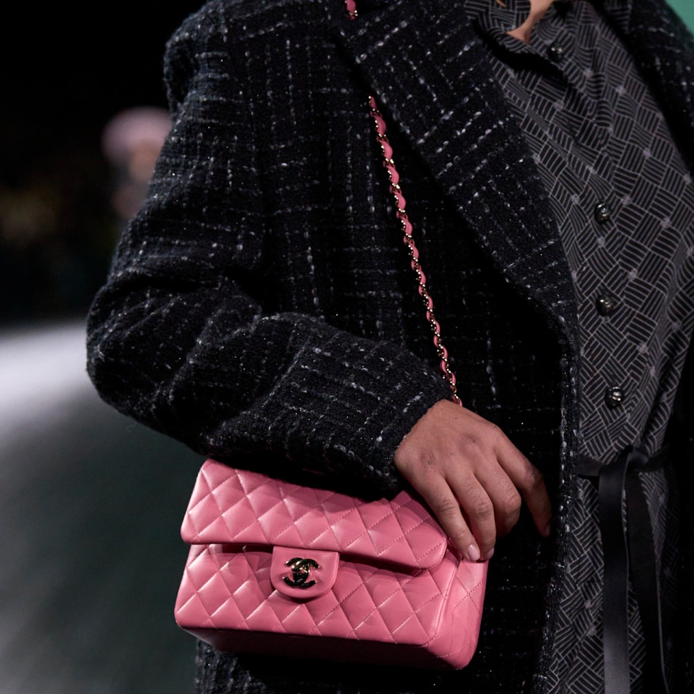 الحقائب الزهرية صيحات أساسية دعماً لحملات التوعية من سرطان الثدي