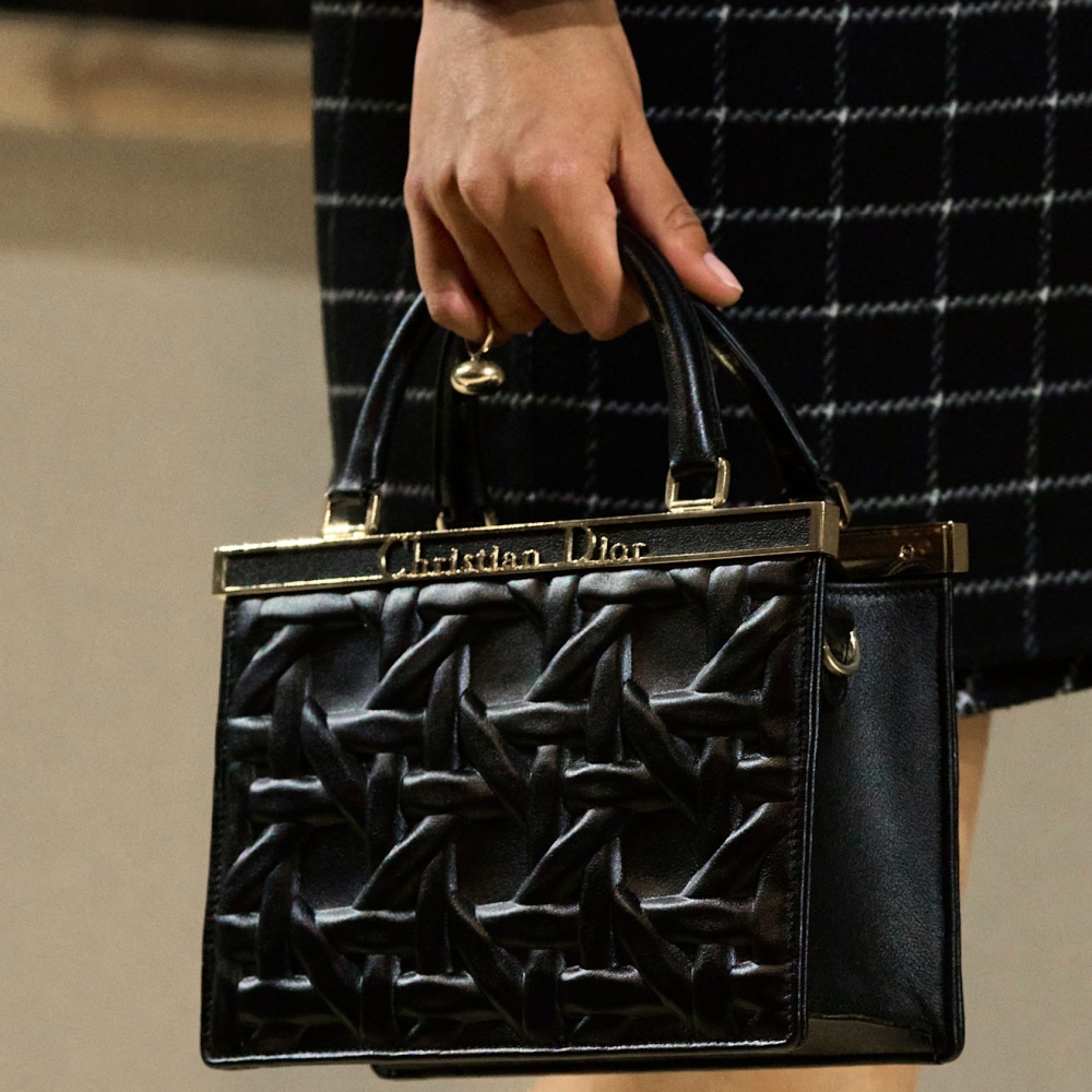 حقيبة أنيقة ومميزة بشكل مربع من Christian Dior