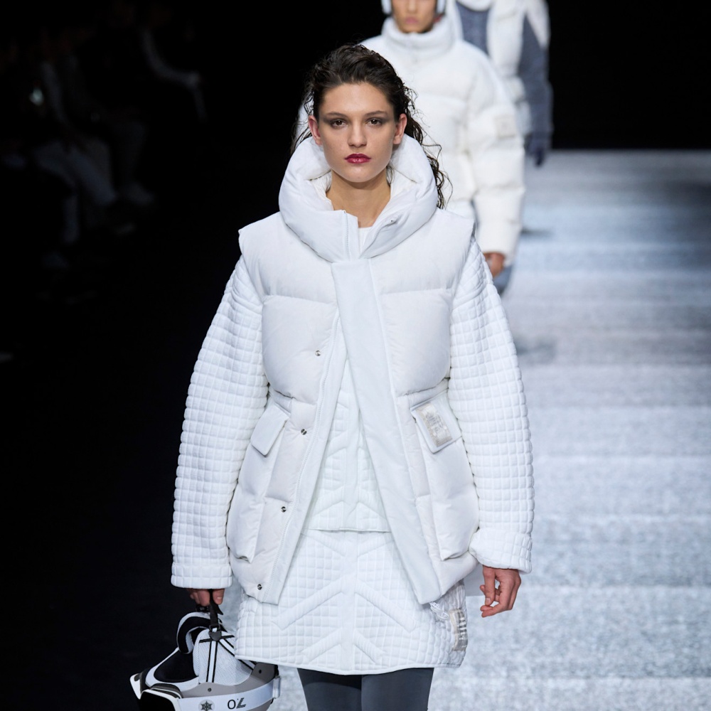 تنسيق الجيليه المنفوخة الطويلة من Emporio Armani