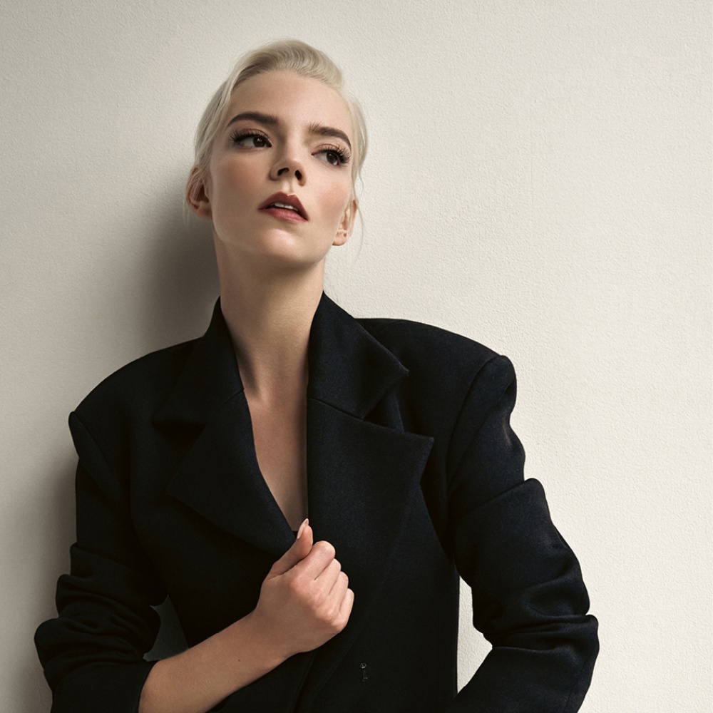 "أنيا تايلور جوي" الممثلة اللامعة والسفيرة العالمية لدار Jaeger-LeCoultreفي حديث خاص لـ"هي": الوقت أغلى ما نملك