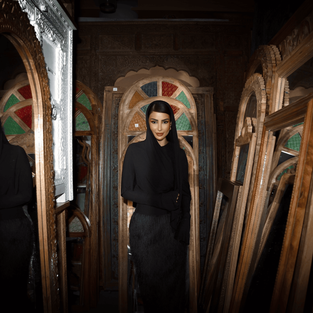 خاص لـ"هي": عذاري صالح تُبرز الهوية الثقافية بعبايات العلامة السعودية SHiLALEK