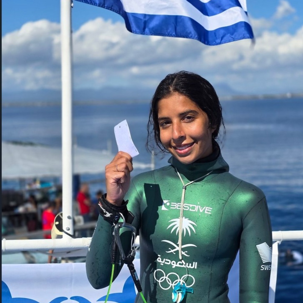 أول مشاركة عالمية للسباحة ندى الرشيد تتوج برقم قياسي سعودي جديد