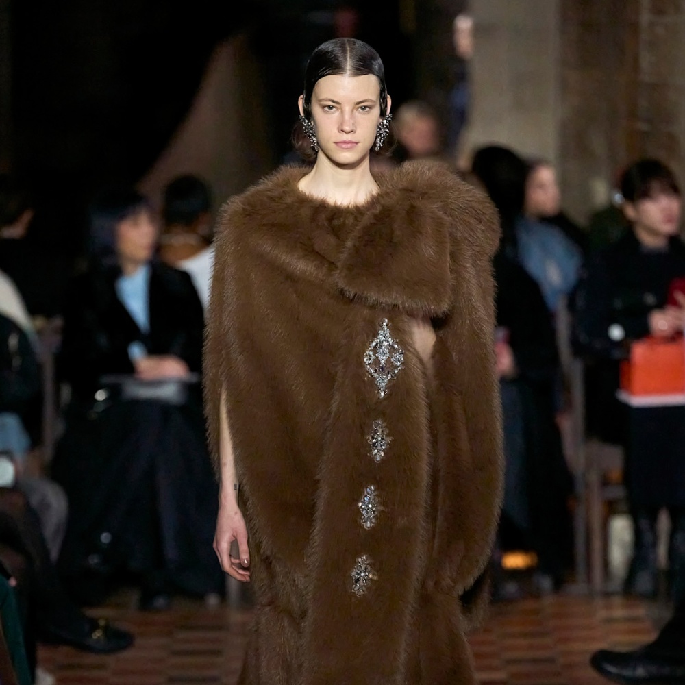 موضة فساتين الفرو النافرة خيار مضمون لشياكتك وأناقتك في الخريف