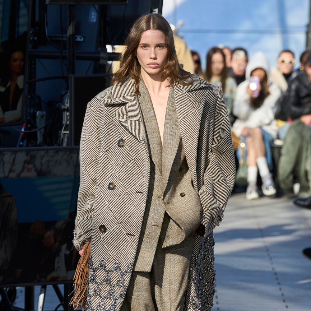 تنسيق البدلة الأوفرسايز مع المعطف من Stella Mccartney