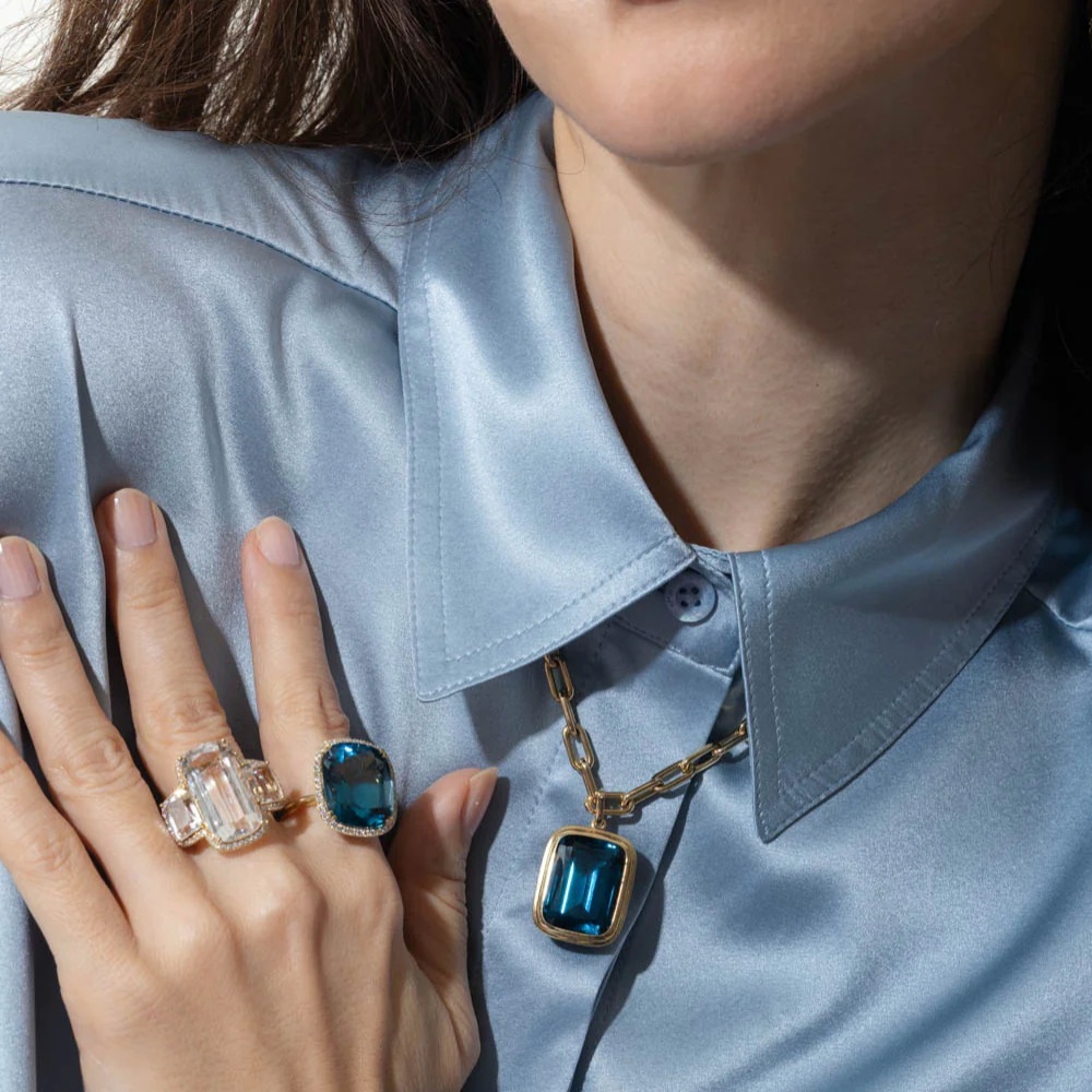 قلادة Manhattan London Blue Topaz من GOSHWARA