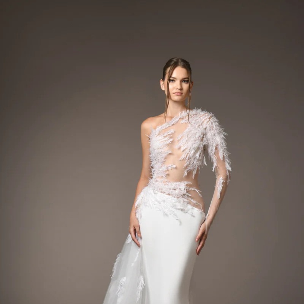 فستان زفاف من الكريب والحرير من عروض خريف وشتاء 2025