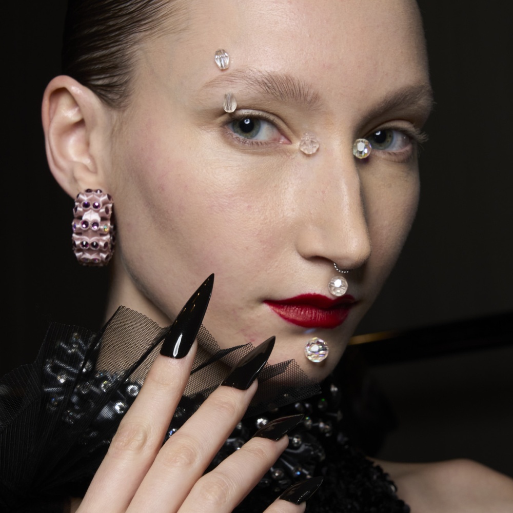 ألوان مناكير سوداء مع الحبيبات اللماعة من دار Germanier