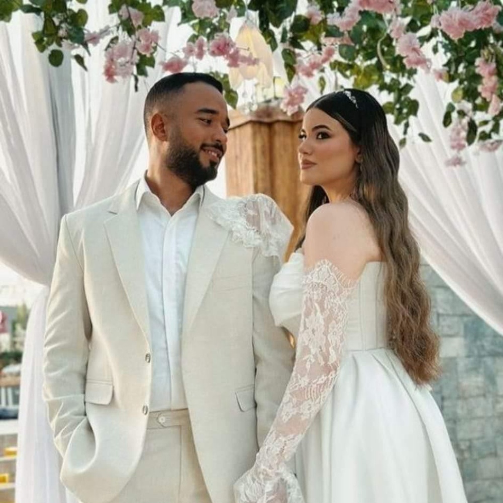 ابنة محمد فؤاد خلال الاحتفال بخطوبتها
