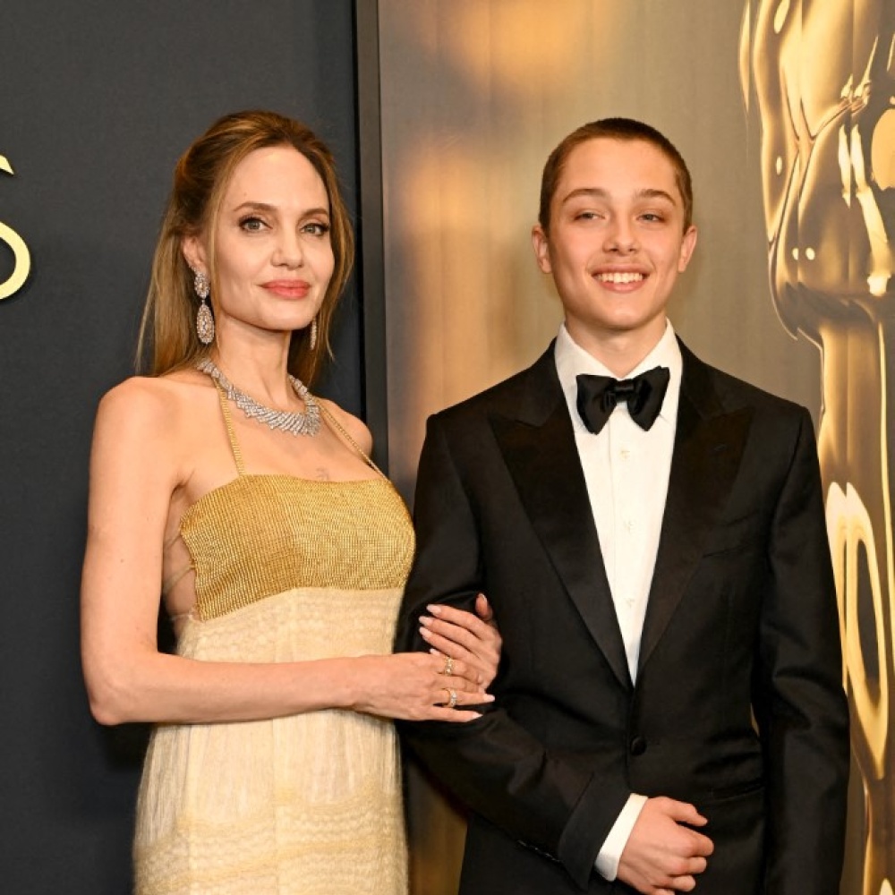 النجمة الأمريكية أنجلينا جولي مع نجلها الأصغر نوكس جولي-بيت خلال حفل توزيع جوائز Governors Awards