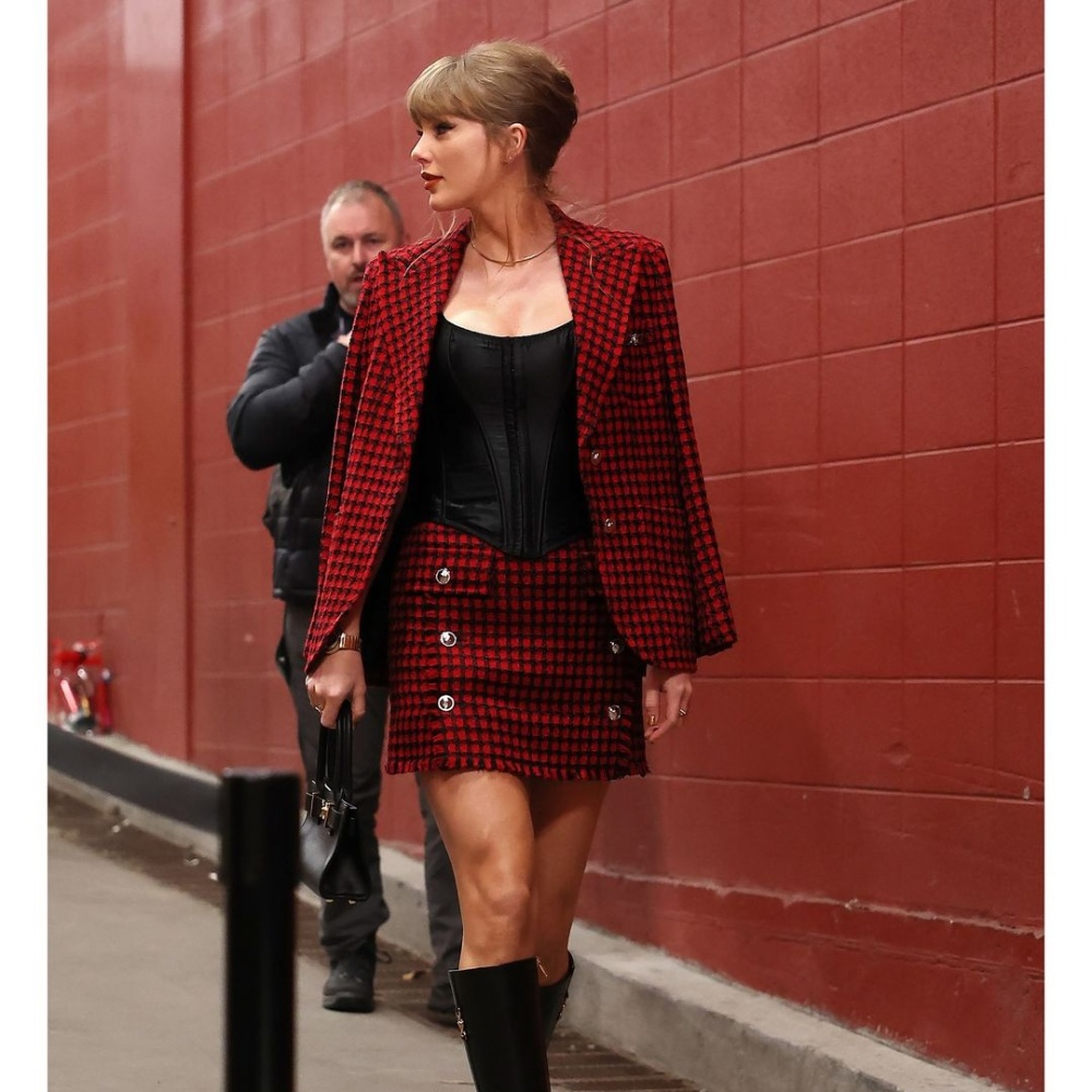 إطلالة تايلور سويفت بالتايير الكارو الأحمر