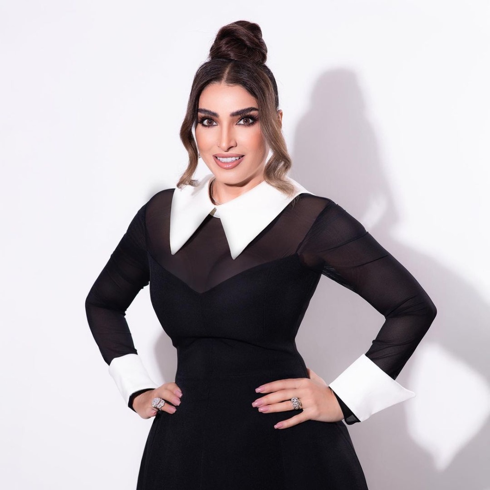 إطلالة روجينا بفستان أسود بلمسات الأبيض