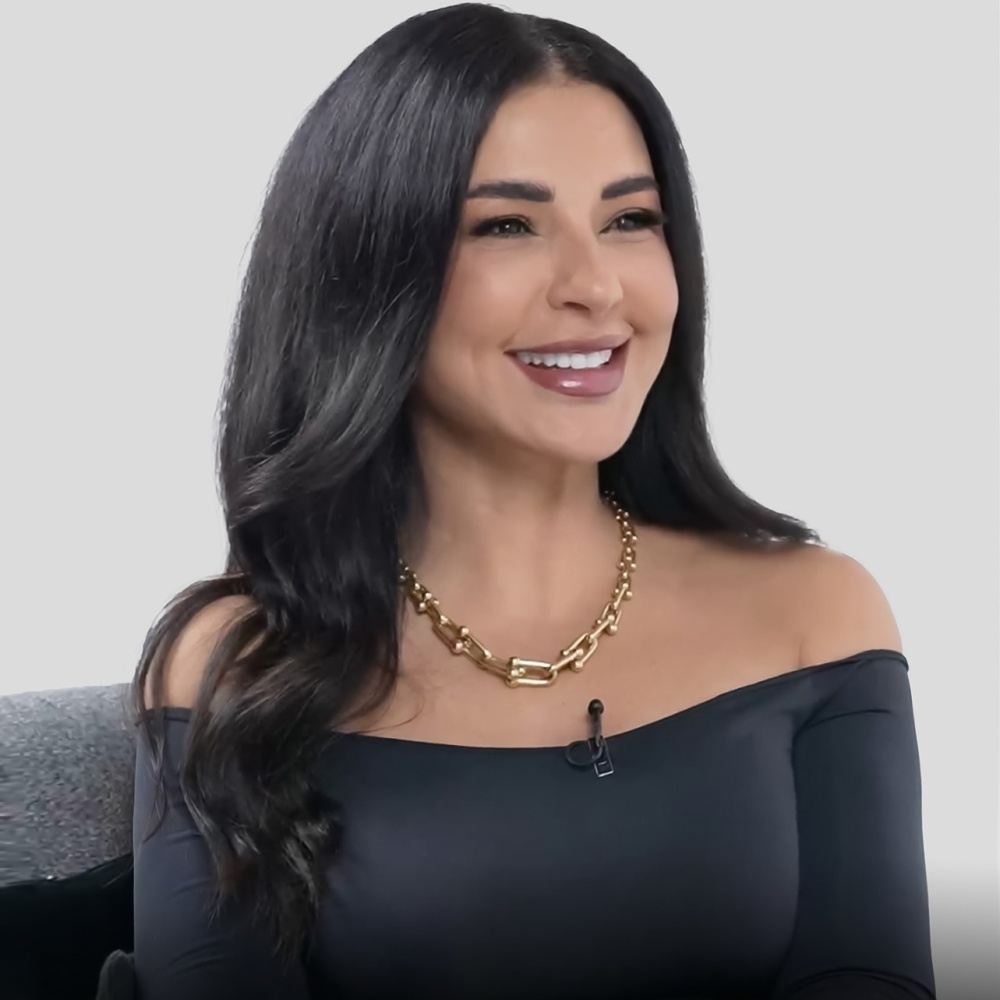 ماغي بو غصن في حلقتها مع الإعلامي أنس بوخش بتصاميم مجوهرات فارهة