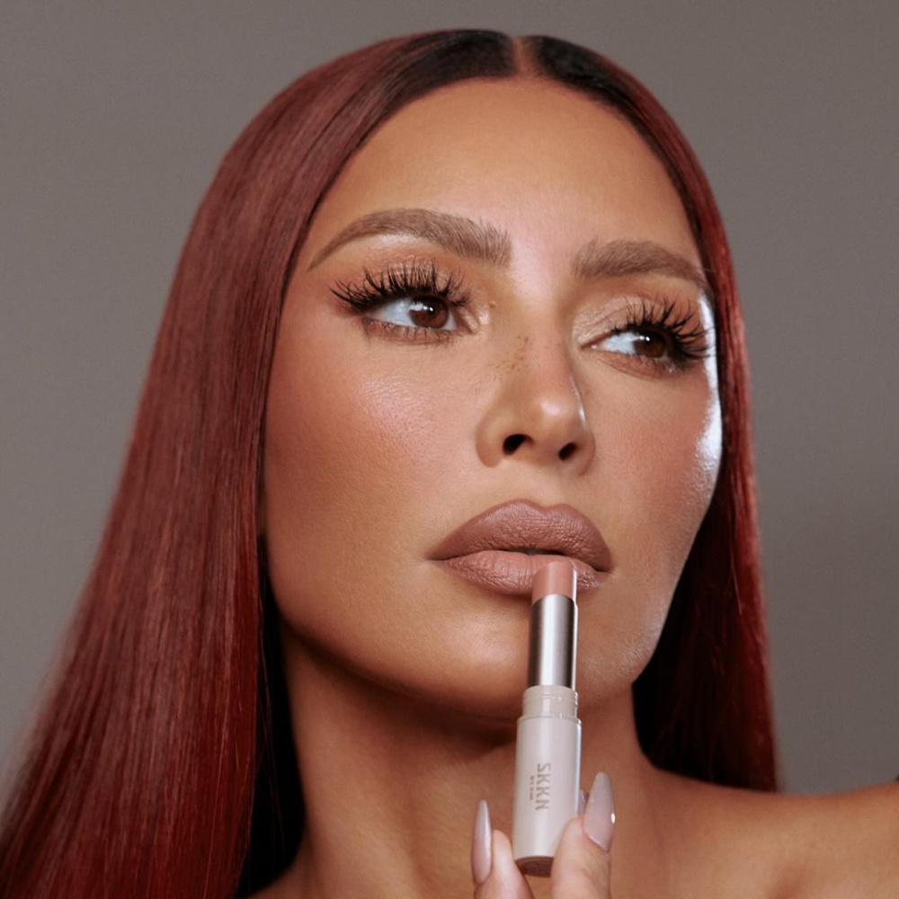 أحمر الشفاه الترابي مع الكونتور بأسلوب kim kardashian- الصورة من حسابها على انستغرام