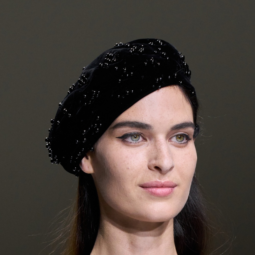 أكسسوارات شعر قبعات البيريه السوداء مع الشعر المنسدل من دار Armani Prive