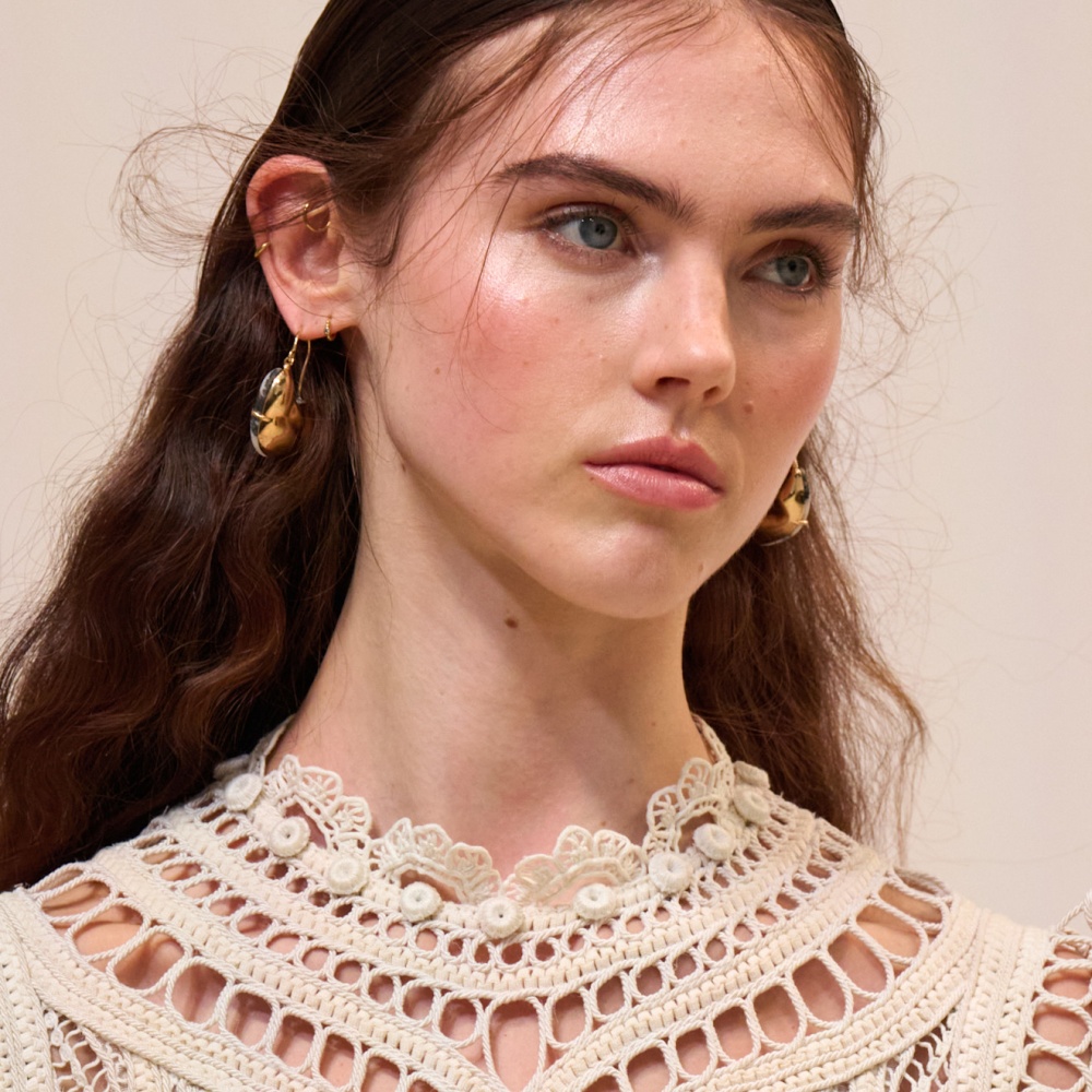 إليك خياراتنا من عطور نسائية مميزة بينها تصميم مستوحى من قطعة شطرنج