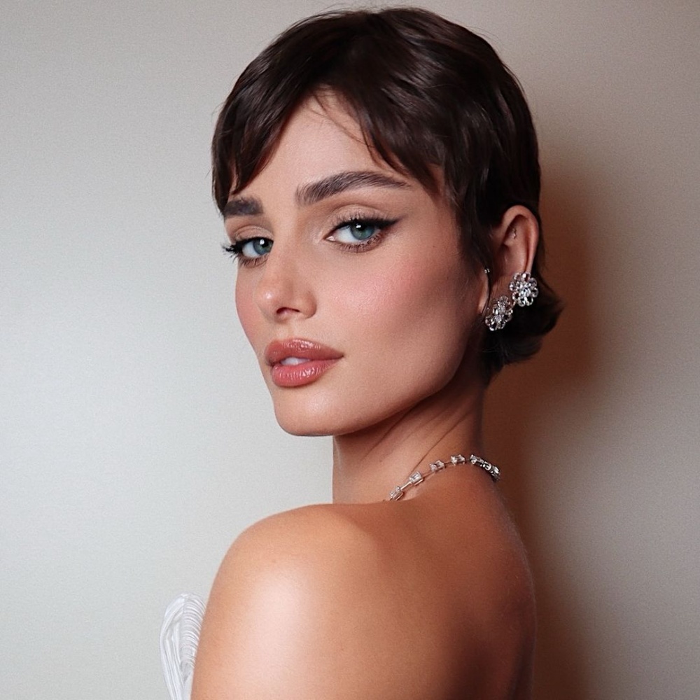 النجمة تايلور هيل