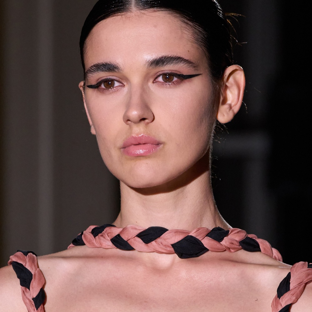  اليك افضل العطور النسائية بنفحات الورود