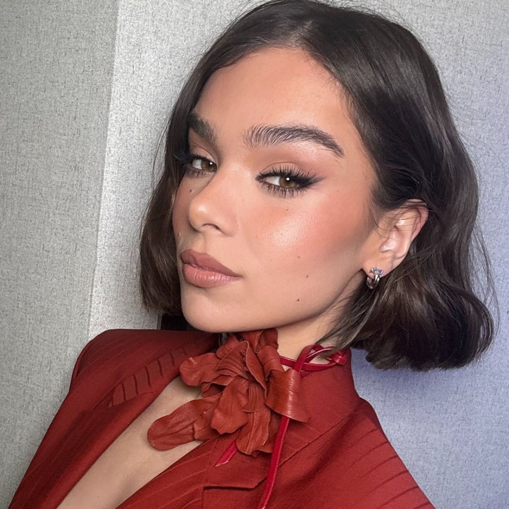 تسريحات الشعر القصيرة والكاريه بأسلوب Hailee Steinfeld- الصورة من حسابها على انستغرام